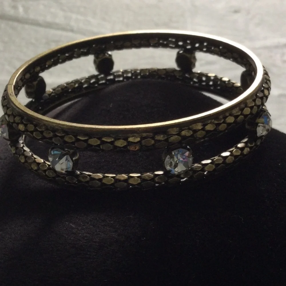 N/A woman’s bangle